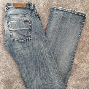 Bootcut jeans only - Säljer mina snyggaa jeans från only ❤️jätte bra skick och säljer pga att de inte används . Perfekt bootcut och lågmidjade! Storlek W28 L34 och passar mej som brukar ha storlek S. Kan diskuteras pris vid snabb affär!!❤️❤️