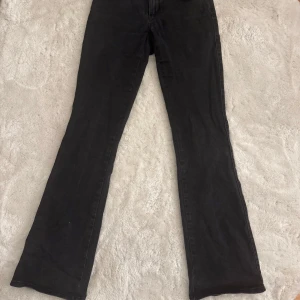 Svarta lågmidjade bootcut jeans - Snygga svarta bootcut jeans från Lager 157, helt nya aldrig använda, säljer då de tyvärr inte passar mig. Storlek S Full length, frakt tillkommer