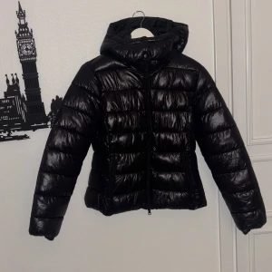 Svart pufferjacka - Svart pufferjacka från Lager 157