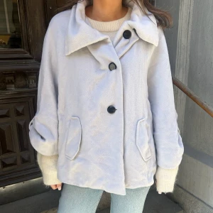 Trekvartsärmad kappa - Fin trekvartsärmad kappa i en så fin färg nu till våren😍