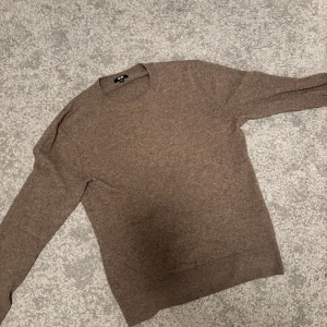 Kashmirtröja från Uniqlo - Säljer en supermjuk kashmirtröja från Uniqlo pågrund av att den blivit för liten. Passar perfekt för både vardag och mer uppklädda tillfällen. Den är i mycket fint skick och jag har tagit väldigt väl hand om den.  Den är i storlek XS och passar som bäst på någon som är runt 170. Nypris ligger på 1299 kr. Tveka inte att höra av er. Priset är inte hugget i sten. 