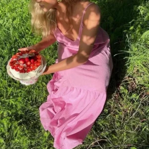 Rosa sommarklänning  - Såå fin maxiklänning som inte säljs längre💓storlek L men insydd för att passa mig som bär S (sista bilden)