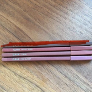 Läppenna CAIA - Läppennor från CAIA i olika nyanser: Frozen Berry, Lovisa och Pink Sunset. Kan sälja alla 3 ihop eller separat. Ej testade på läpp. Ej vässade. Se varje bild. 90kr styck eller alla för 250