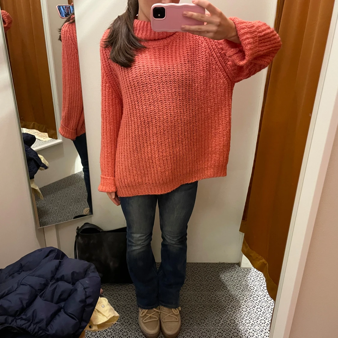 Korallfärgad stickad polotröja - 1