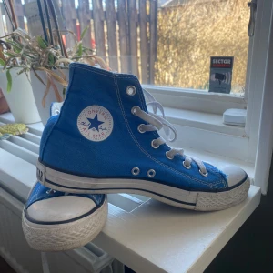 Blå höga sneakers från Converse - Säljer ett par klassiska blå höga Converse All Star sneakers. Jätte fin klarblå färg. Perfekta till vår och sommar 💙storlek 38