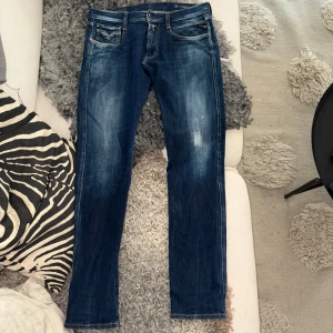 Replay jeans Anbass - Snygga blå jeans från Replay med en klassisk femficksdesign och lätt slitna detaljer. Flexfit. Storleken är 31-34, passar dig som är 170-175
