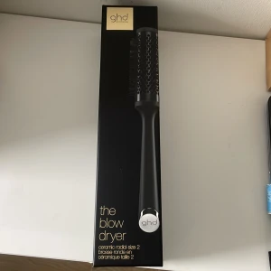 GHD Ceramic Radial Brush Size 2 - Säljer en GHD Ceramic Radial Brush i storlek 2. Perfekt för att skapa volym och form vid föning. Borsten har en keramisk cylinder som hjälper till att fördela värmen jämnt och ger ett slätt resultat. Aldrig använd, helt ny. Är öppen för prisförslag, finns det funderingar är det bara att skriva till mig💕