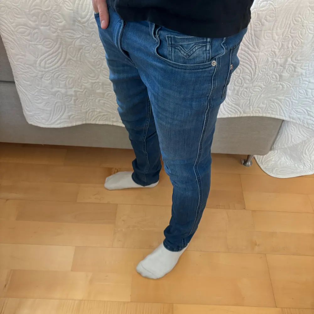 Snygga blå jeans från Replay, modell Anbass med slim fit. Dem har ett bra skick även fast dem använts ett tag. Storlek är 28/32. Bara att skriva vid frågor!. Farkut & Housut.