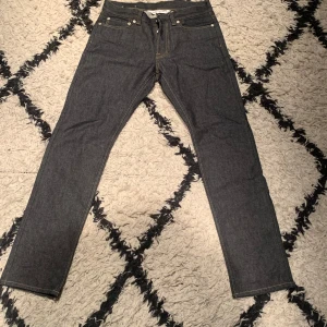 Our Legacy Jeans Zero Cut raw blue 31/32 herr - Säljer ett par snygga jeans från Our Legacy i modellen Zero Cut. De är råblåa med en svart nyans och grå nyans. Det är en klassisk design med fem fickor och knappgylf. 