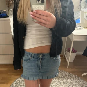 Volang Jeanskjol  - Volang Jeanskjol från lager 157. Lågmidjad i storlek W27, W28. Säljer då den inte kommit till användning 