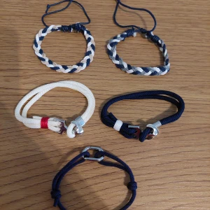 Flera armband i olika färger - två valfria armband för 139kr om ni vill ha fler skicka till mig så kan vi diskutera pris! PERFECT TILL SOMMARTID!!!