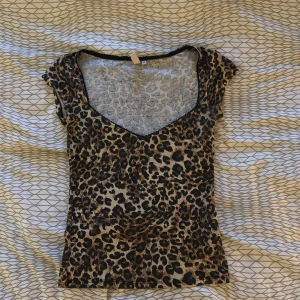 Leopardmönstrad topp med spetsdetaljer - Snygg leopardmönstrad topp med spetsdetaljer vid halsringningen. 