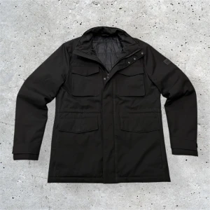 J.Lindeberg Bailey - Sällsynt J.Lindeberg Bailey | Skick 9/10 inga skador | Storlek M och färgen svart | SLUTSÅLD MODELL | Nypris 3500kr | Hör av er för mer information/bilder!