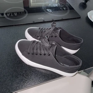 Svarta sneakers från Anna Field - Snygga svarta sneakers från Anna Field med vit sula och snörning. De är använda 1 gång och är därav i nytt skick!