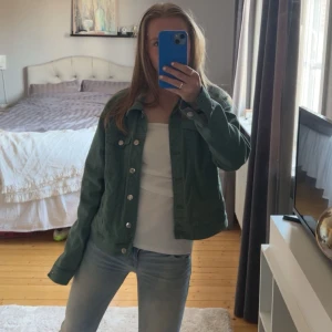 Grön jeansjacka - Snygg grön jeansjacka med silverfärgade knappar framtill. Jackan har en klassisk design med krage och bröstfickor. Fråga vid fler bilder eller andra funderingar💗Pris kan sänkas vid snabb affär💗