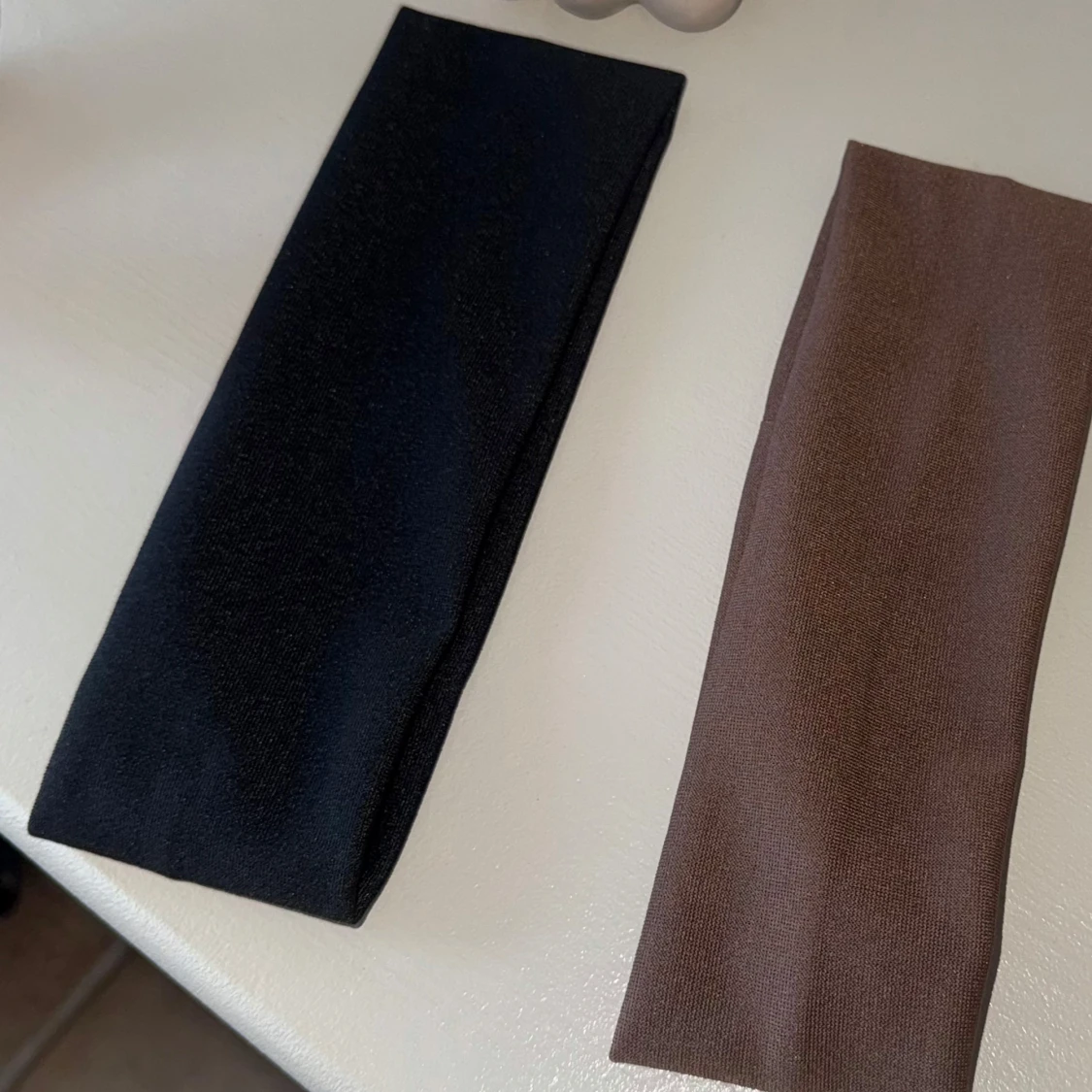 Svart och brun hårband 