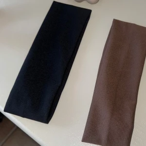 Svart och brun hårband  - Två stilrena diadem i svart och brun färg. Perfekta för att hålla håret på plats med en enkel och elegant look.