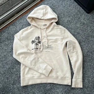  ysl hoodie - Säljer denna SJUKT feta ysl hoodien som är riktigt snygg samt sjukt rare! Size xs fits s. Skick 9/10. Självklart äkta! Färg: vit/biege/ krämvit. Digitalt kvitto finns. Hör  av dig vid minsta fundering😉!!!
