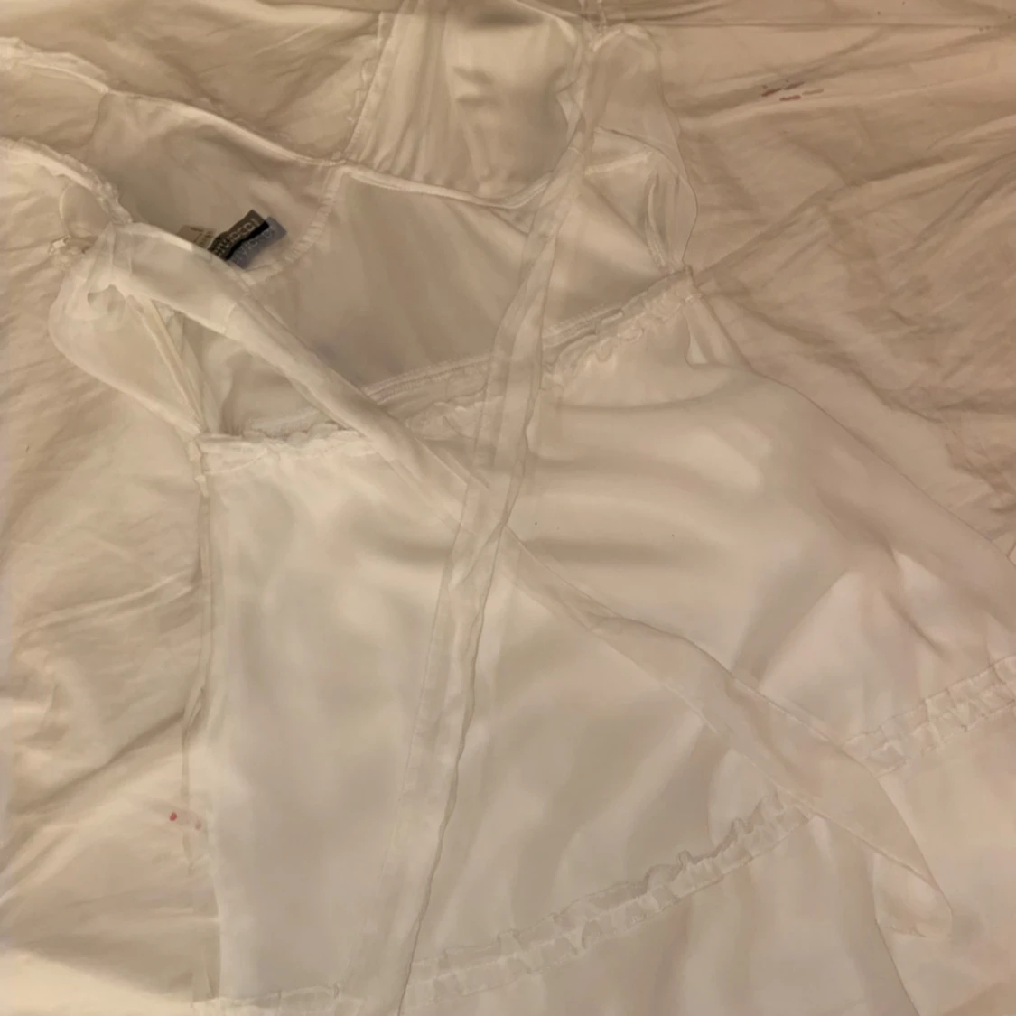 Vit klänning med spetsdetaljer - 2