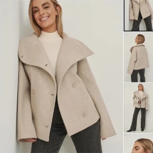 Beige kappa - Snygg beige kappa med stora slag och knappar framtill. Perfekt för höst och vår. Jackan har en elegant och stilren design som passar till många olika outfits. Köpt för 1000kr