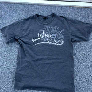 Quicksilver T-shirt - T-shirt med tryck från Quicksilver. Ok skick. Storlek XXL men sitter verkligen som en liiite större L