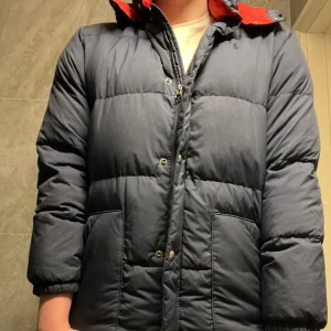 Ralph Lauren jacka - Säljer en snygg Ralph Lauren jacka för endast 500kr. Skriv till mig om du har någon fundering. Priset kan även sänkas vid snabb affär🤑