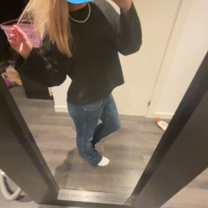 Blå jeans från Lee - Snygga blå jeans från Lee med bootcut-stil och låg midja. De har dubbla knappar och dragkedja framtill. Perfekta för en avslappnad look!! Byxorna är nya för mig men då dom e lite långa för mig som e 1,68 och för stora i midjan kan jag inte använda dom! Byxorna säljs även inte längre och är jätte fina 🥰🥰OBS! Orginalpris 799