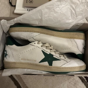 Golden goose ball star storlek 43 (nästan helt nya) - Tjena! Lägger nu upp en intressekoll på dessa otroligt feta golden goose ball star i storlek 43! Skorna är i väldigt bra skick , alltså skick 9/10! Skorna är i en redan ”worn in look” och ser alltså lite slitna ut med mening. Vid köp så medföljer allt og, nämligen skorna, box, dustbag och golden goose passport! Digitalt kvitto går även att lösa! Nypriset ligger på 6000+! Skriv privat vid frågor eller funderingar!
