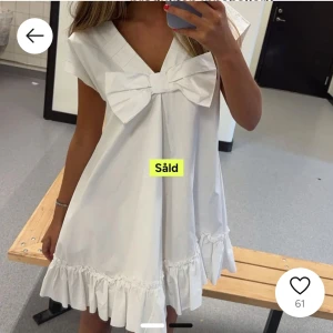 Vit studentklänning med volang och rosett - Så fin vit klänning perfekt till student med en rosett och volangdetaljer vid fållen. Klänningen har en v-ringad design och korta ärmar. Inte mina bilder!! Men skickar självklart egna bilder och mer information vid intresse ❤️🩷