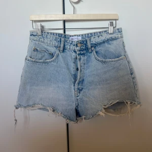 Ljusa jeansshorts - Snygga ljusa jeansshorts från Zara med fransiga kanter. Perfekta för en avslappnad stil. Klassisk femficksdesign och knappgylf. Ett måste för sommargarderoben!🫧