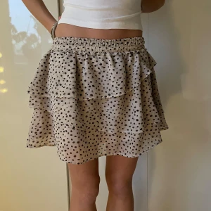 Prickig kjol från H&M - Fin prickig kjol från H&M.💘 Storlek 134/140 men passar mig som har storlek xs/xxs. Stretchig i midjan, skriv innan ni köper 🙏