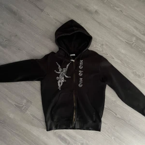 One of one rhinestone hoodie - Svart one of one hoodie som tagits väl hand om, tappat lite svart färg men annars toppen