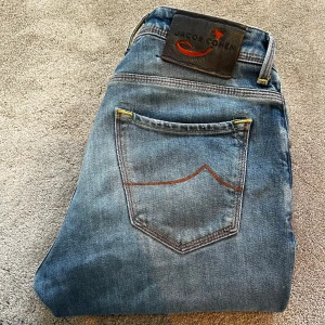 Blå jeans från Jacob Cohën - Skick: 9,5/10, inga defekter - Storlek: 31 - Langd:98cm Midja:42cm ben:17cm - Nypris: 5000 kr+