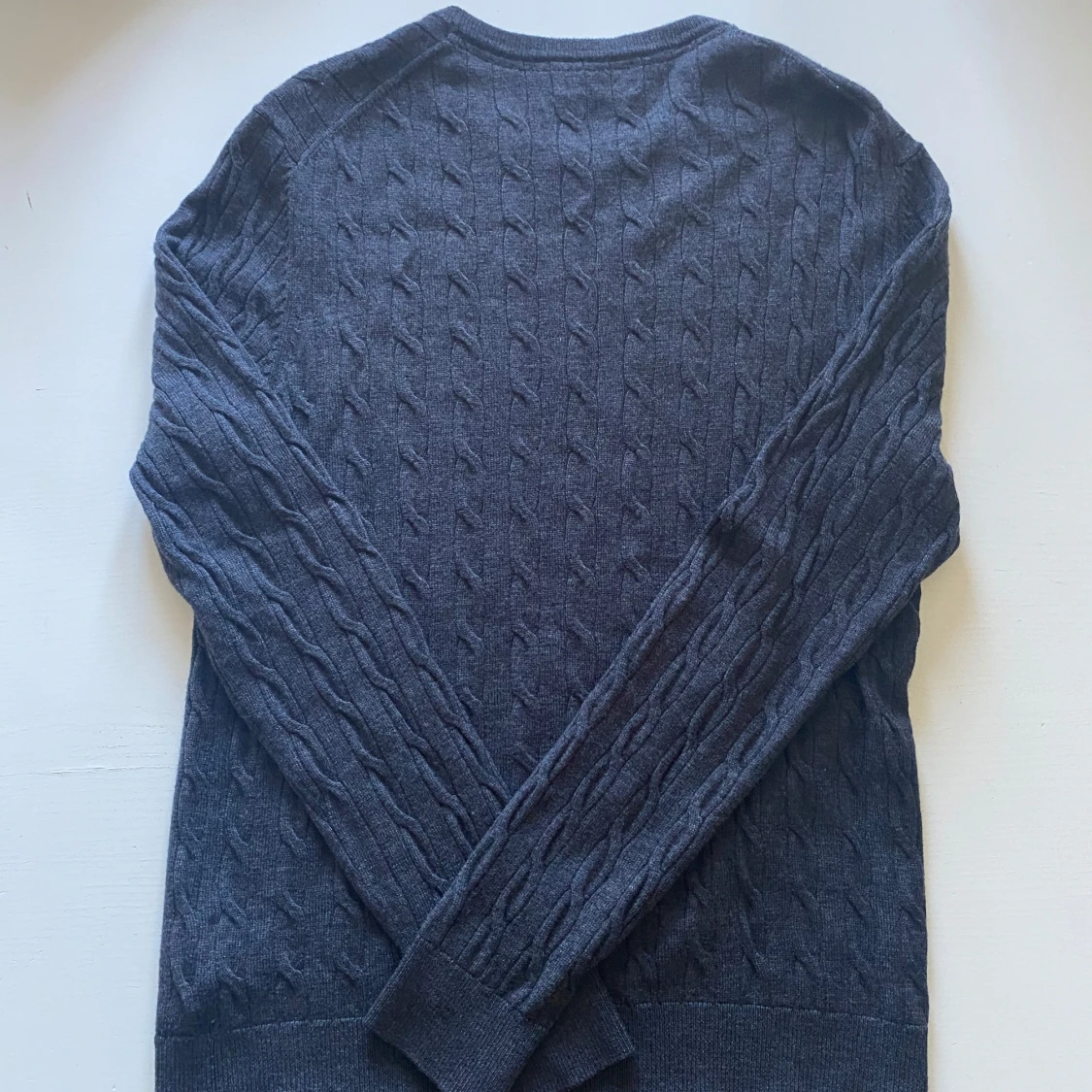 Mörkgrå kabelstickad tröja från Morris - 1