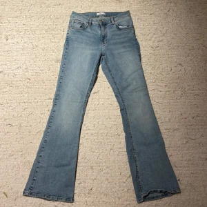 Ljusblå bootcut jeans från Perfect Jeans - Snygga ljusblå bootcut jeans från ginatricot❣️ de har ett litet hål på vänster sida, därav priset😇