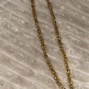 Guldhalsband med detaljerade länkar - Elegant guldhalsband med detaljerade länkar som ger en lyxig känsla. Jag fick kedjan som en present och anvånder ej den längre…… Byten fungerar ocksä
