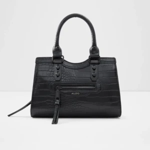 Svart väska  - Svart väska med fake krokodil skin. Väskan har ett långt band som är justerbart och går att ta bort. I västan finns det även fickor. Den har en liten defekt vid hörnet, viker man ser på sista bilden.