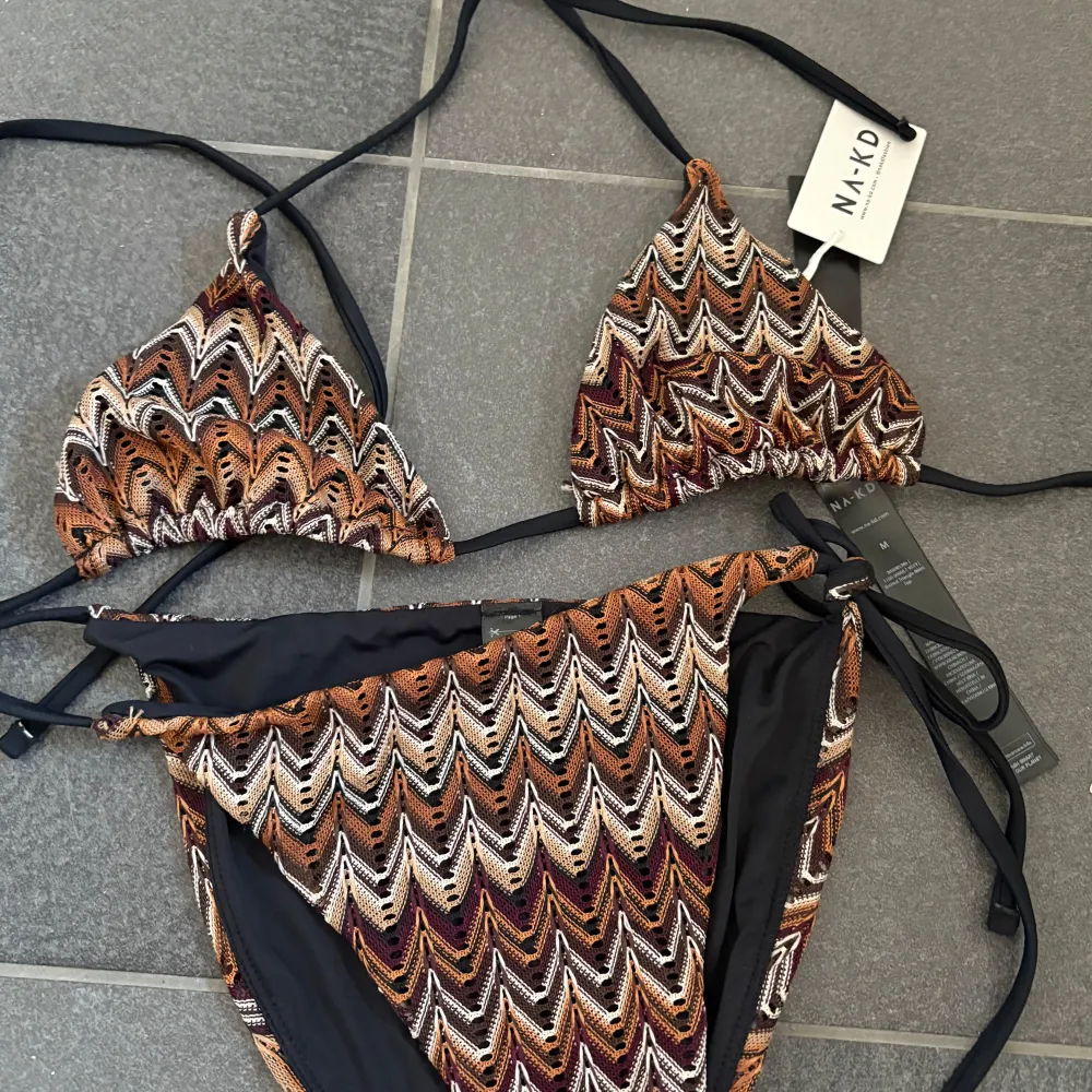 Superfin bikini från NAKD, i storleken s( nederdelen) M i överdelen, skulle säga att både är ganska stora i storlek. . Muu.