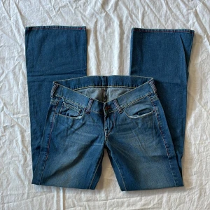 Perfekta Lågmidjade jeans - Jättebra skick! Känns nya, mått: midjemått rakt över 41+lite stretch grenhöjd 17,5 benöppning 24 innerbenslängd 83 lår 25,5cm💗 jag är 180 och brukar ha 38/m