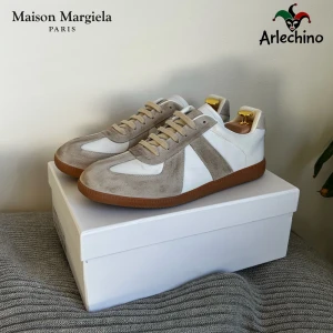 Vita Maison Margiela gats - Riktig feta Maison margiela gats i vit beige färg | nypris ca 7500 mitt pris 3399!! Riktigt bra skick men i behov av en tvätt som syns på bilderna!!