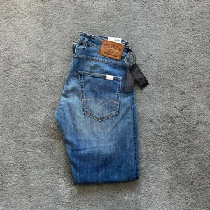 Helt nya replay jeans  - Replay jeans | Skick 10/10 | Size - 31/32 | Fraktar via postNord eller instabox på köparens bekostnad | Hör av dig vid minsta frågor eller funderingar // LuxeCloset