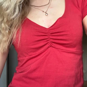 T-shirt - Brandy Melville - Röd T-shirt från Brandy Melville. Använd en gång så är i ett jättebra skick. Storlek XS/S.