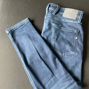 Replay jeans - Replay Anbass jeans i bra skick köptes för 1600 förra året de är i storleken 31/30 och passar dig mellan 170-180 galant 