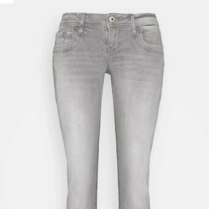 LTB valerie gråa jeans - Inte använd många gånger och är gott som ny🩷Säljes för att jag rensar min garderob. Kom privat om du vill se bilder på! Går bra att buda🙌 Är 175 cm