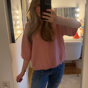 Trekvartsärmad stickad tröja  - Super fin trekvartsärmad tröja som inte används på ett tag och därför säljer jag💘Passar perfekt nu till våren och går ihop med många plagg! Funkar även i sommar till en fin kjol osv 🌸
