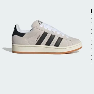 Adidas Campus  - Adidas Campus använda 1gång, har en liten fläck                   (se bild) men går nog att tvätta bort. Svarta snören medföljer och kartong 