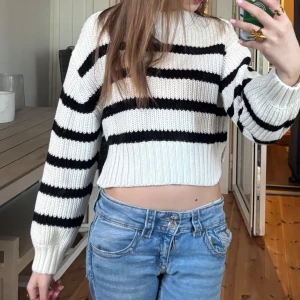 Vit och svart randig stickad tröja - Randig vit o svart stickad tröja från Gina💕 För liten för mig och ska därför va längre! Storlek 152 o superskön💕Pris kan diskuteras!