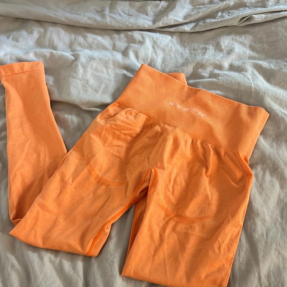 Orange leggings från NVGTN