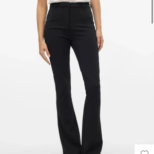 Svarta kostymbyxor - Svarta kostymbyxor i storlek xs/30 från veto Moda i modellen VMAMIRA💕 hyfsat väl använda men inte slitna alls💕 skriv privat för egna bilder💕