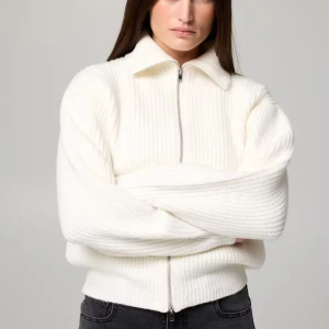 Kofta/ stickad tröja  med dubbelkedja - Säljer denna stickade koftan från bikbok, den är superfin och har två stycken kedjor vilket gör att man kan reglera både uppifrån och nerifrån! Nyskick då jag endast använt den en gång! 